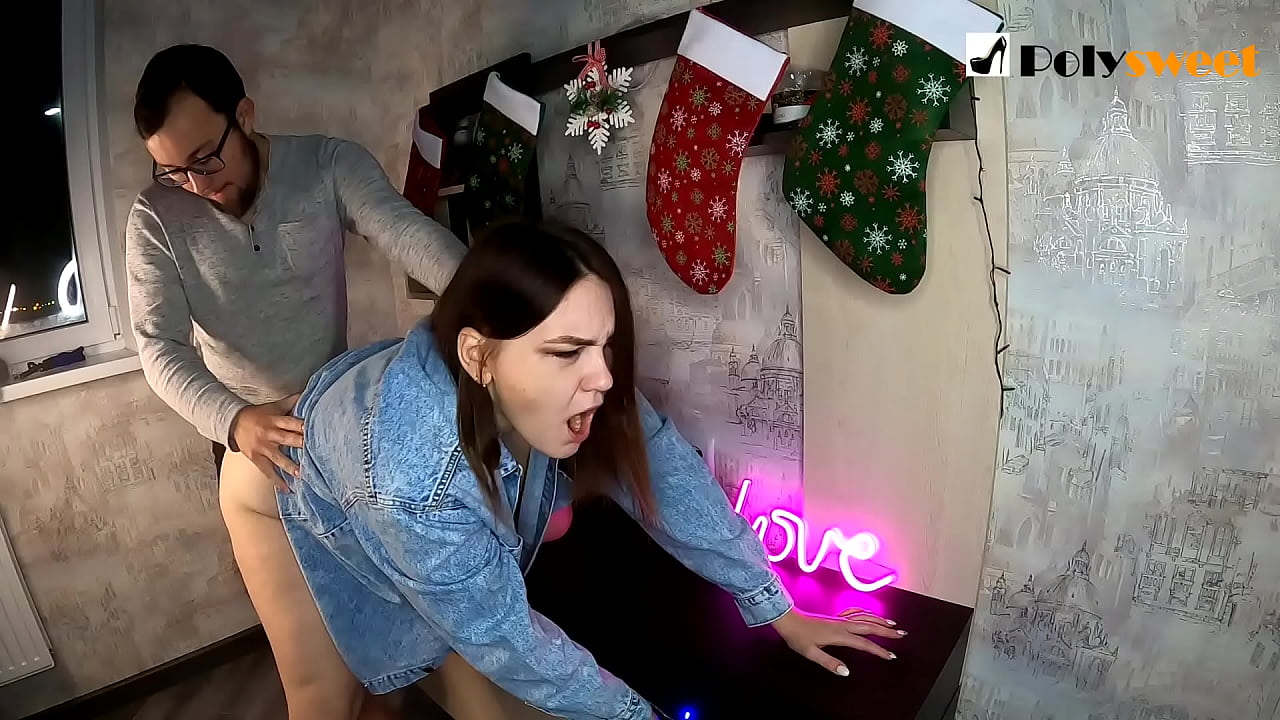 這傢伙喜歡用嘴和雞巴操一個屁股上紮著馬尾辮的漂亮女孩