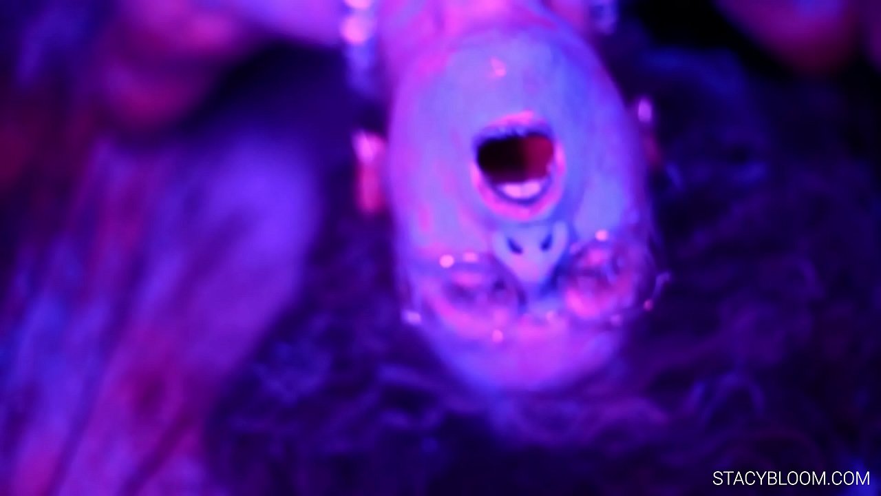 嬰兒在鏡頭前自慰並讓自己達到高潮。