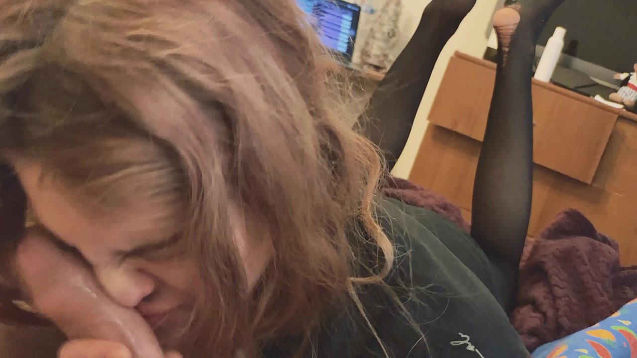 喉嚨雞巴，撕裂的連褲襪和撕裂的高跟鞋很高興見到