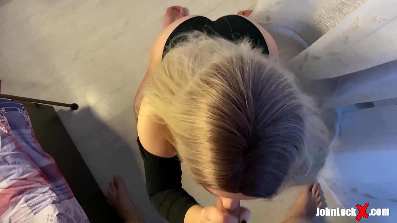 紅發女郎吸吮迪克和性交，在她的屁股上射精