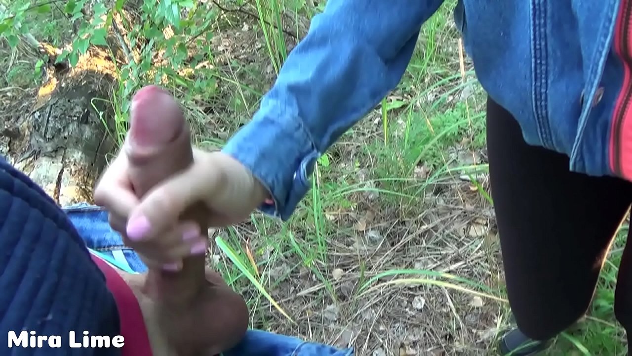 繼父和女兒在樹林裡做愛,而媽媽沒有看到